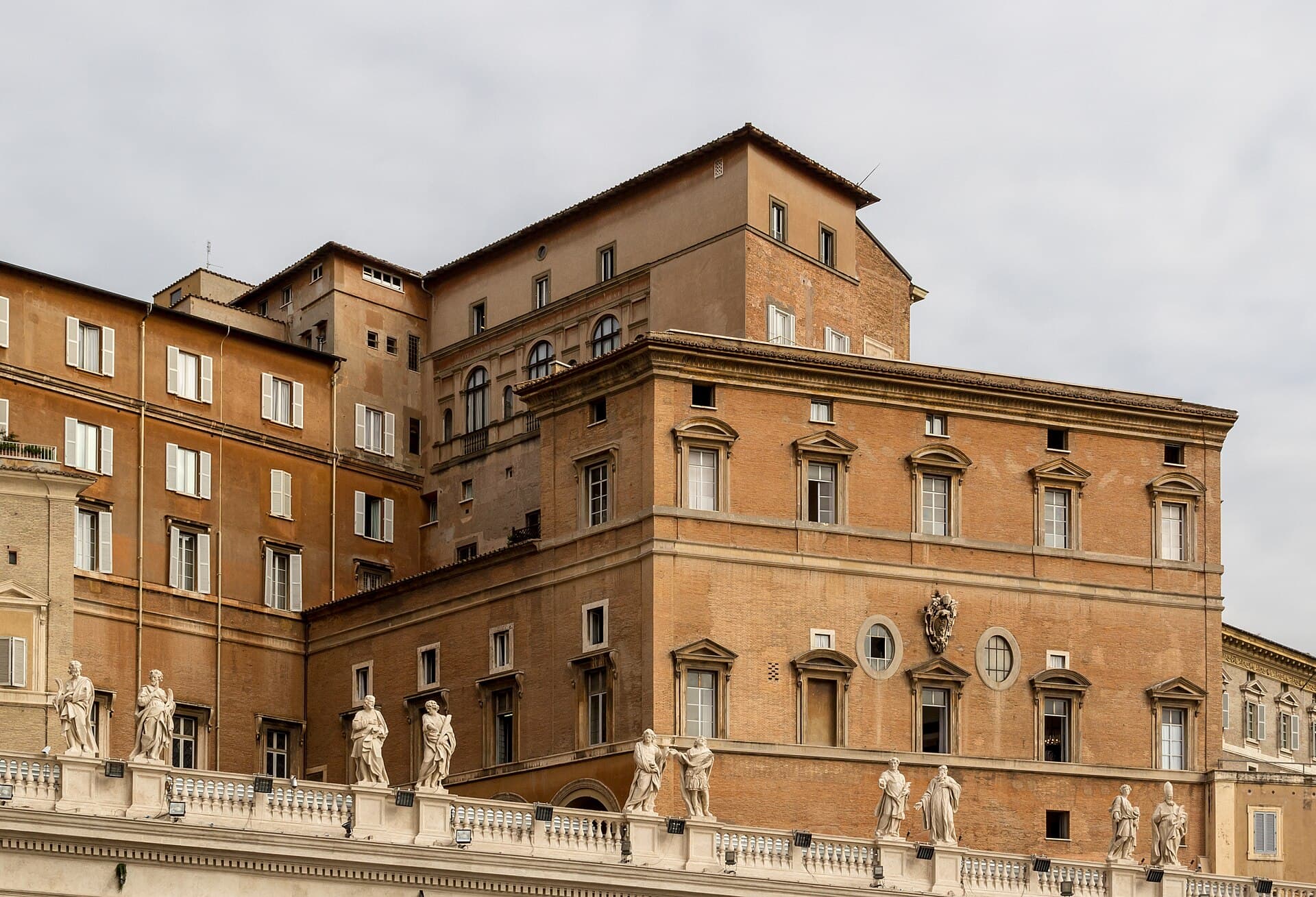 Fachada do Palácio Apostólico, vista da Praça de São Pedro, no Vaticano